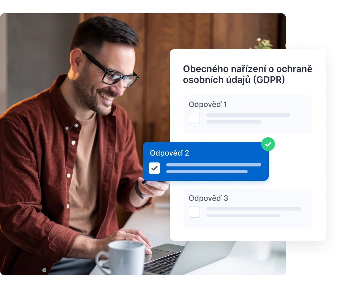Muž v brýlích a červené košili se usmívá na obrazovku notebooku s formulářem o ochraně osobních údajů GDPR